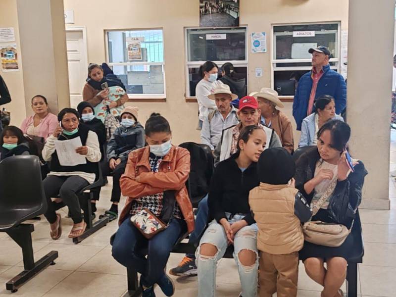 Pacientes esperan atención en el policlínico Vicente Fernández Mejía