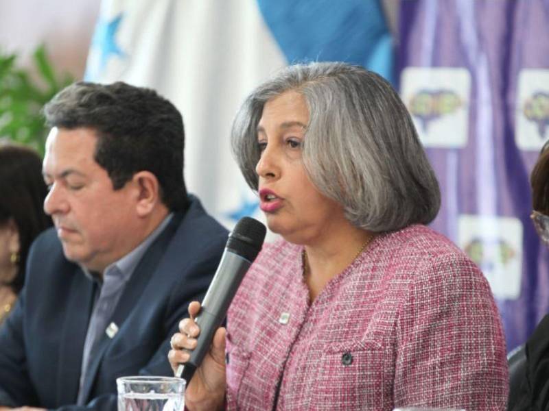 Anabel Gallardo declarando en una conferencia de prensa.