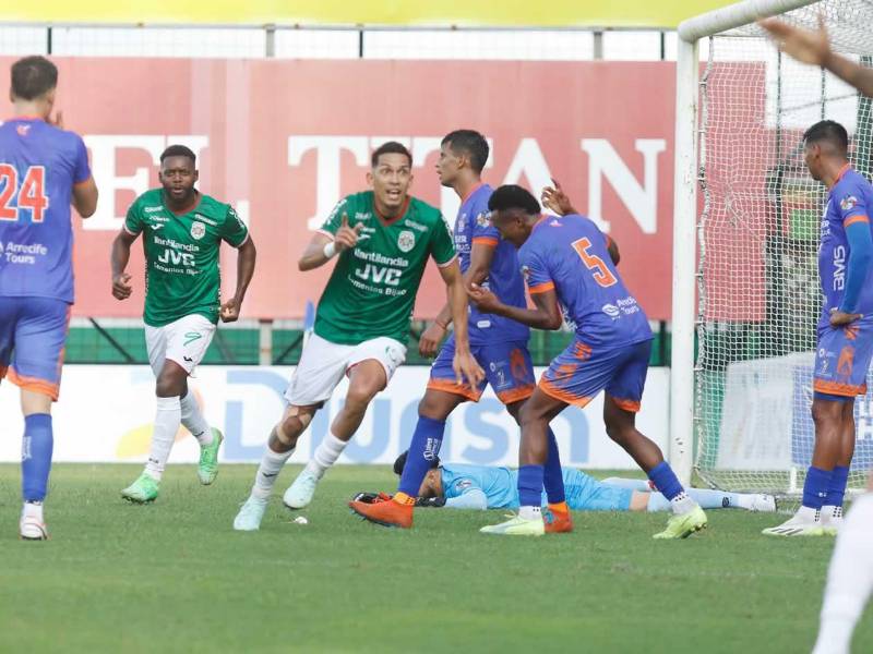Allans Vargas gritando su gol que daba la ventaja a Marathón 3-2.