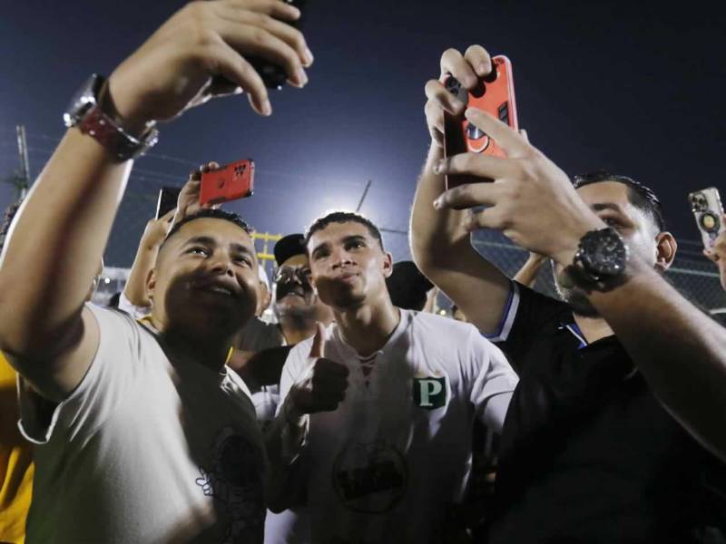 Todos querían fotos con Erick Puerto tras el partido en Choloma.