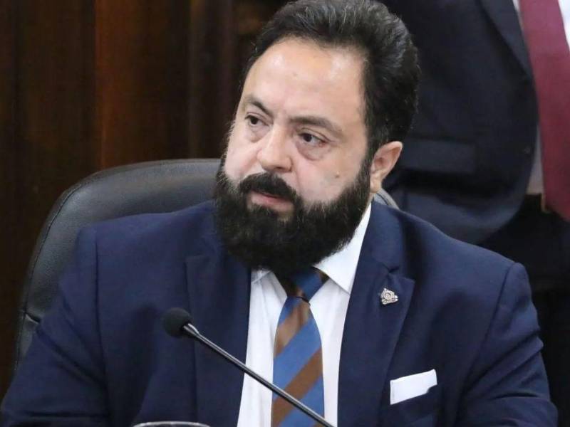 Las redes fueron modificadas colocando los logos y linea gráfica usada por el exdiputado Luis Redondo.