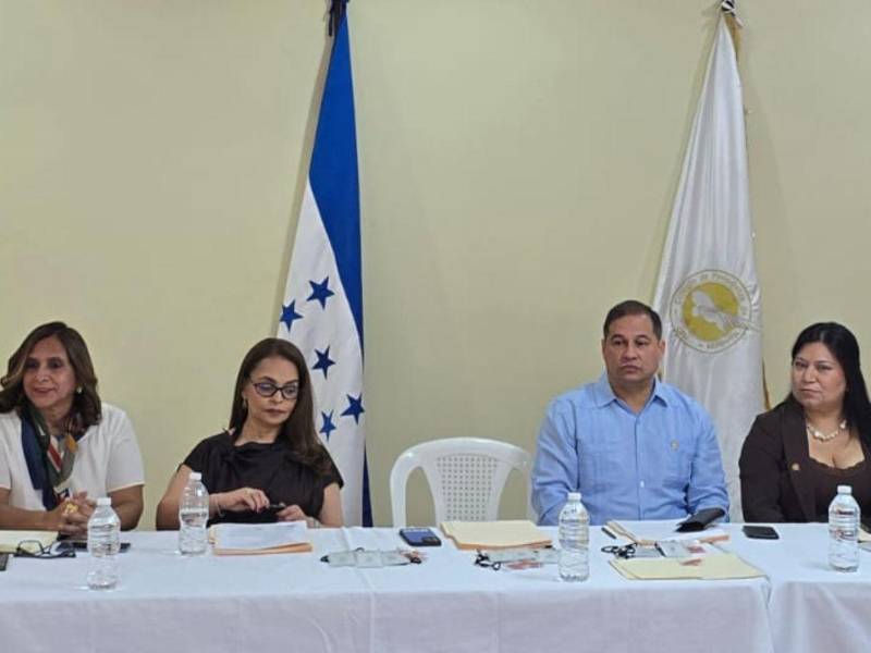 Integrantes de la junta directiva del Colegio de Periodistas de Honduras (CPH) durante el acto especial.