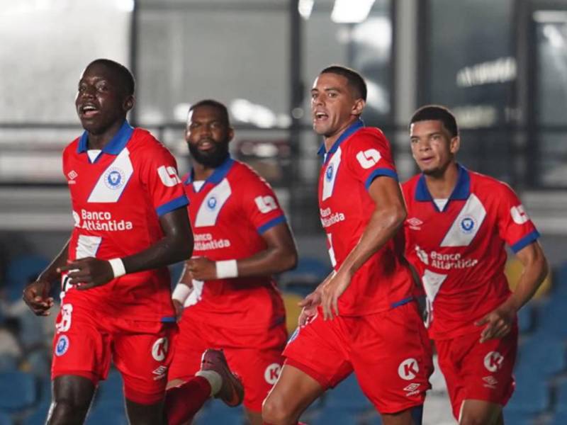 Jugadores del Olimpia celebrando el gol del centrocampista Raúl García.