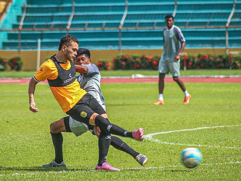 Moisés Mendoza disputó el amistoso ante Platense y busca convencer a Jeaustin Campos.