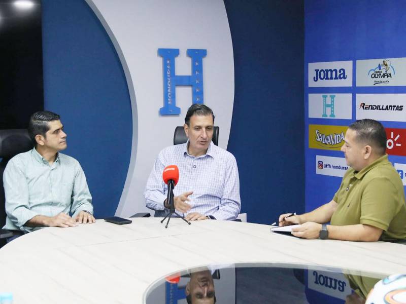 Jorge Salomón en entrevista con Nahúm Aguilar, jefe de deportes de Grupo Opsa y el periodista Carlos Castellanos.