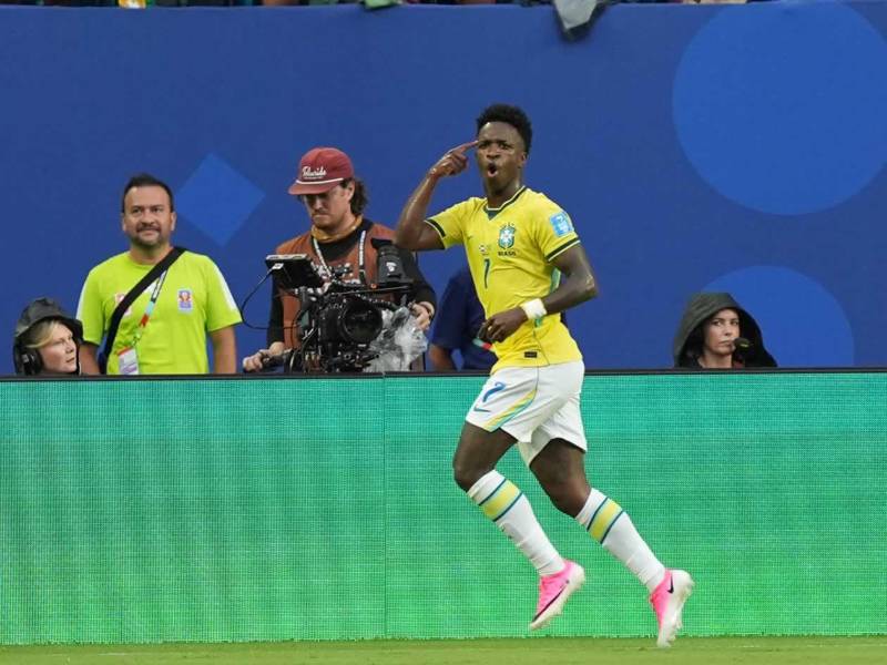 La celebración de Vinicius tras su segundo gol contra Escocia.