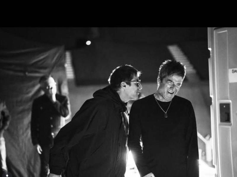La banda Oasis, celebra que además de liderar el ranking global de Spotify, “Wonderwall” alcanzó un nuevo máximo en Estados Unidos, con 857.000 reproducciones en un día.
