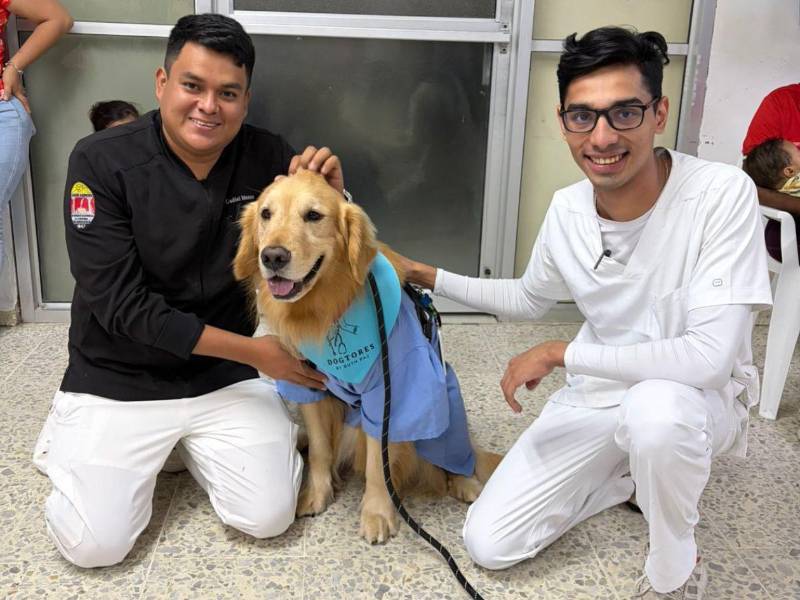 El personal de salud también disfrutó la visita de los dogtores.