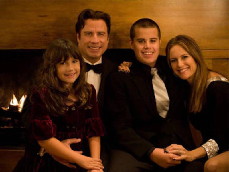 John Travolta junto a su esposa e hijos.