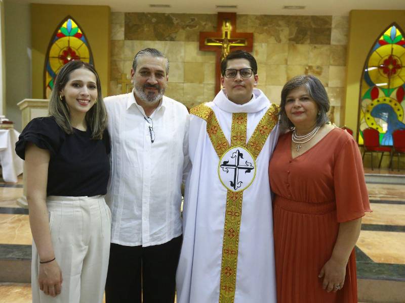 El sacerdote Guido Torre Gannown expresó su profundo agradecimiento por el apoyo incondicional de su familia, quienes lo acompañaron en cada etapa de su camino vocacional.