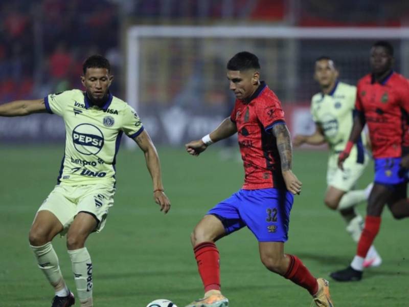 El paraguayo Erik López del Municipal le anotó al Motagua.