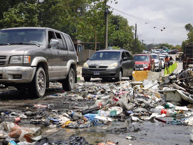 La presencia de plástico, llantas, muebles y otros residuos preocupa ante las lluvias, ya que puede reducir la capacidad de los cauces y elevar el riesgo de inundaciones.