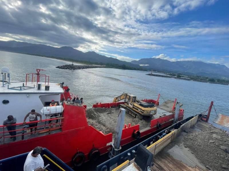 La recuperación del muelle de cabotaje contempla retirar embarcaciones abandonadas, ejecutar un dragado de unos 500,000 metros cúbicos y establecer un mecanismo permanente para financiar su mantenimiento.
