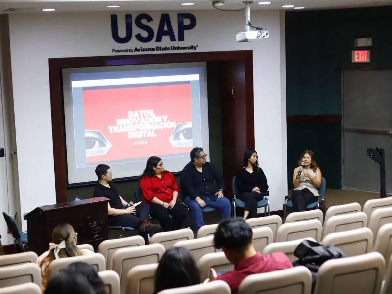El panel fue dirigido por Elías Flores, estudiante de la carrera de CCYP.