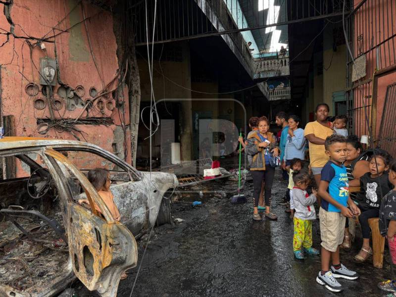 El fuego se llevó el esfuerzo de varias familias sampedranas, pero no la esperanza de resurgir. El devastador incendio que afectó decenas de locales en el mercado Medina-Concepción dejó a la comunidad con pérdidas materiales significativas, pero con la determinación de seguir adelante.