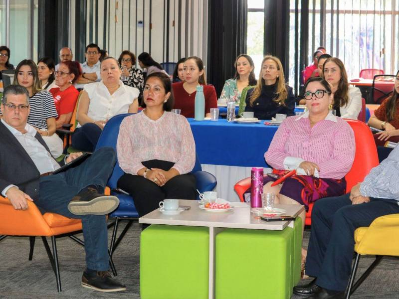Profesionales e invitados durante el lanzamiento de las nuevas Maestrías Internacionales USAP-DUX, un espacio de intercambio sobre liderazgo, gestión y los desafíos del entorno empresarial actual.