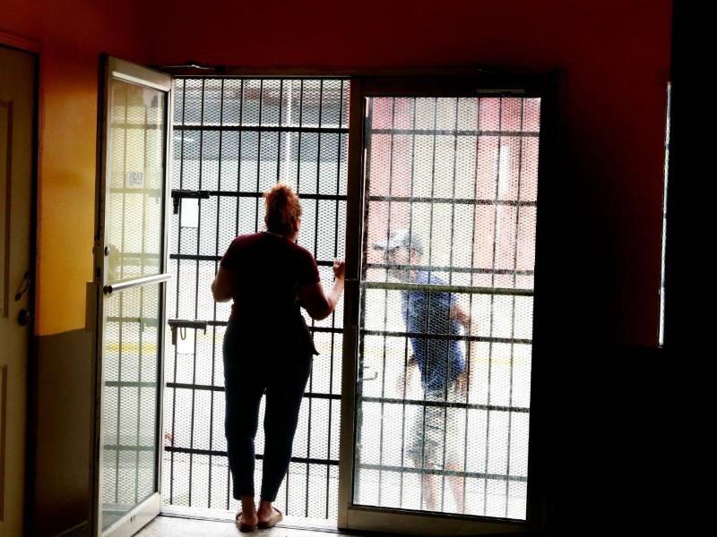Las esperanzas comienzan afuera de las puertas del comedor antes de iniciar la atención.