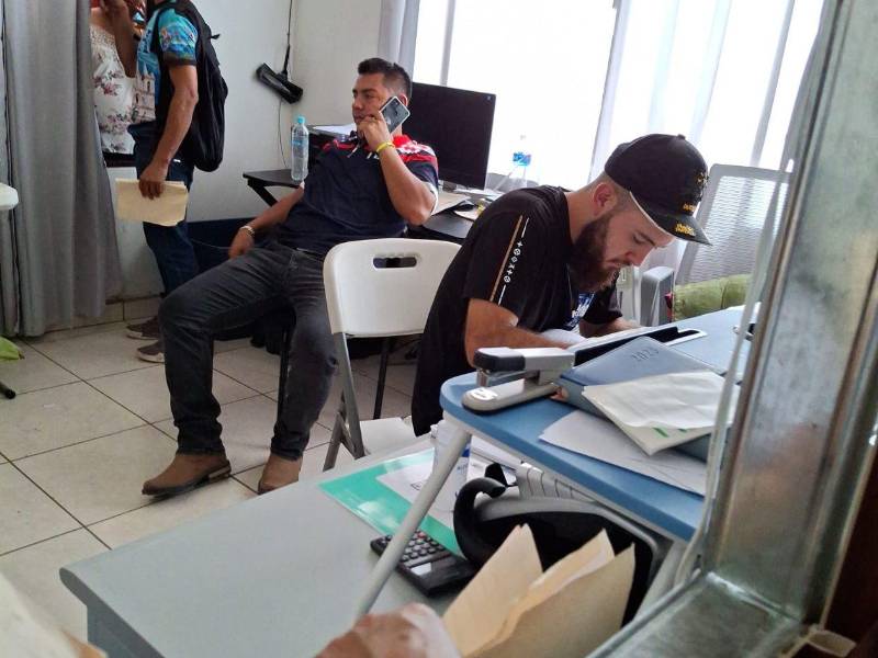 Personal de Koriun el pasado 1 de mayo cuando los socios se agolparon en las oficinas exifgiendo la devolución de sus inversiones.