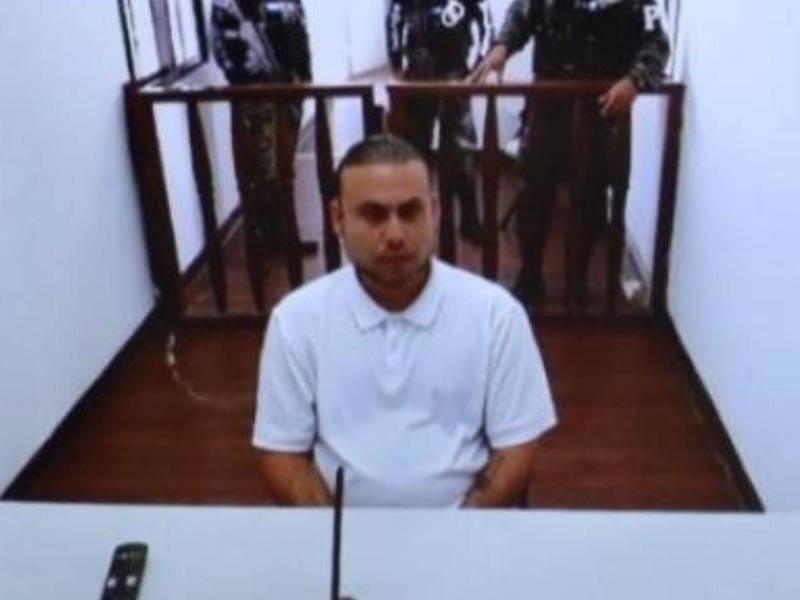 El estadounidense Gilbert Reyes comparece vía Zoom desde la cárcel, en el juicio oral y público que se desarrolla en los tribunales de Roatán.