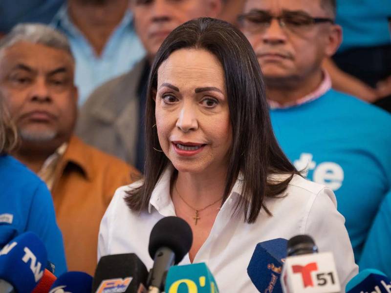 Fundadora de Súmate y de la Fundación Atenea, María Corina Machado se ha convertido en una de las voces más influyentes del movimiento democrático venezolano.