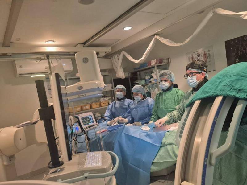 El equipo de neurointervención del hospital Mario Rivas practica una trombectomía mecánica.