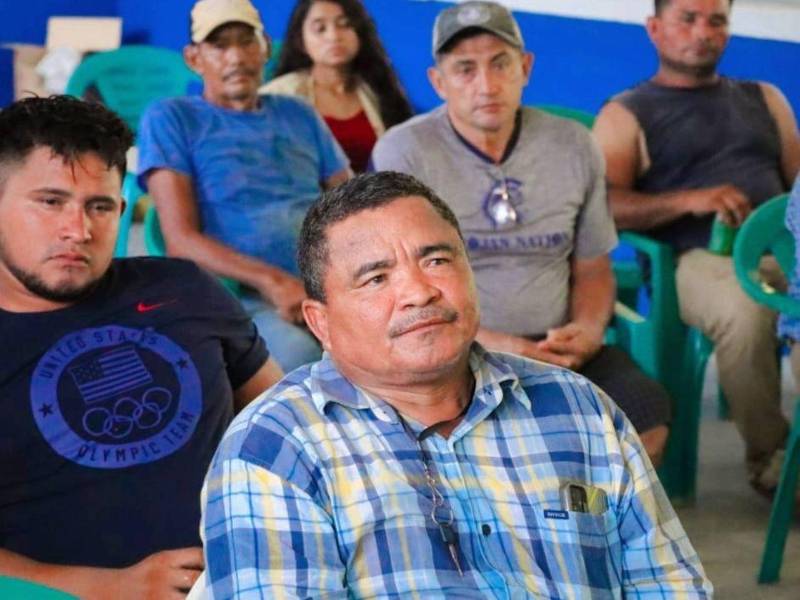 Reunión entre pescadores, líderes comunitarios y representantes del Gobierno en Valle.