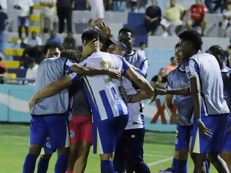 Los jugadores del Victoria festejando el gol de Rolando Blackburn.