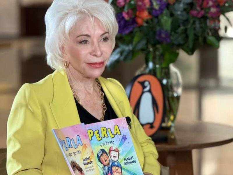 La escritora Isabell Allende posa con sus dos libros infantiles, mientras alista otro para el próximo año.