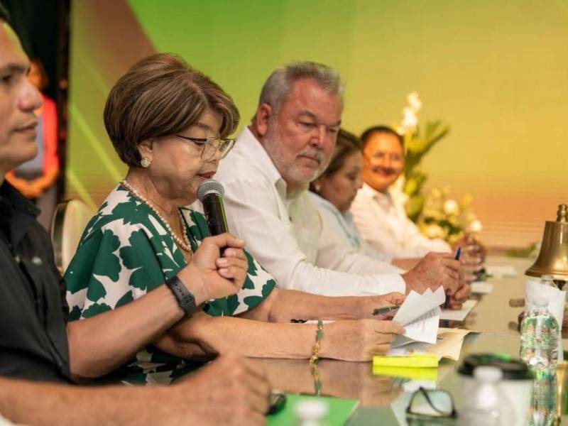 El alcalde Contreras junto a los corporativos.