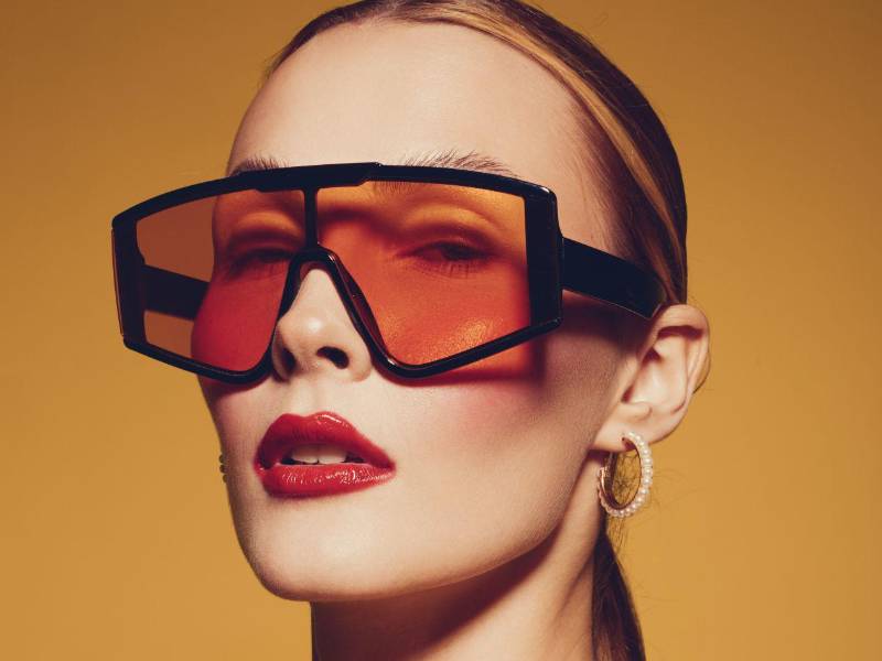 Los lentes estilos retro suelen caracterizarse por sus monturas grandes y llamativas, razón por la cual tienden a tener un público audaz. Regresaron para la temporada primavera/verano 2026.