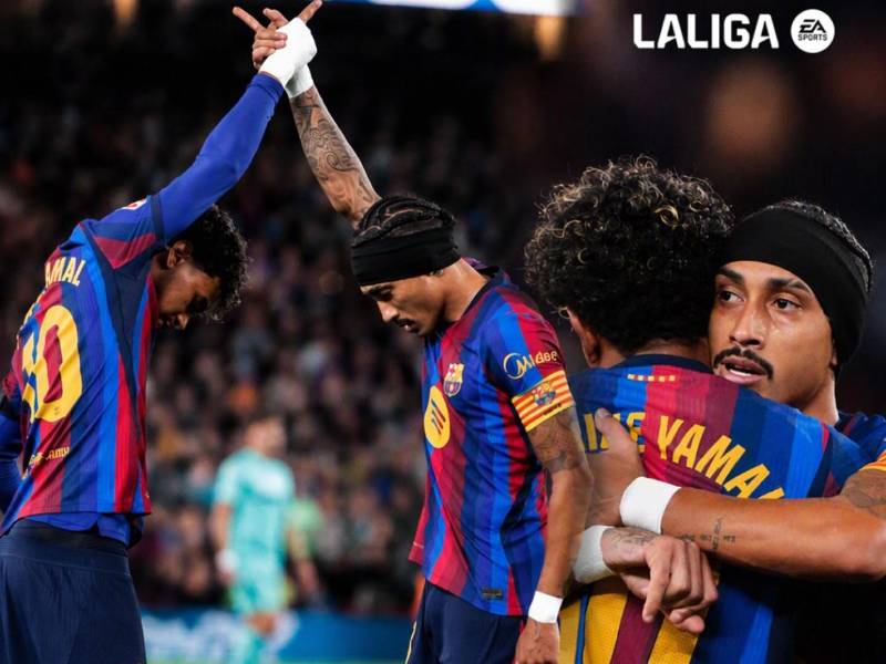 Raphinha celebrando con Lamine Yamal su primer gol del partido del Barcelona contra el Alavés.