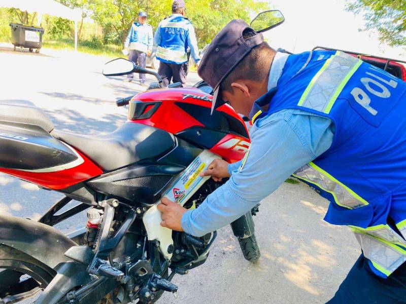 Personal policial realiza la instalación de<b> </b>stickers<b> </b>con mensajes preventivos en motocicletas.