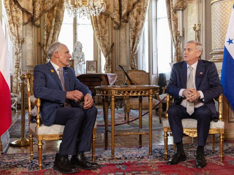 El presidente Asfura conversó con José Antonio Kast Rist, presidente electo de Chile. Él es un abogado y político chileno de ascendencia alemana, ​ líder del Partido Republicano, exdiputado y candidato presidencial en las elecciones de 2017, 2021​ y 2025.​