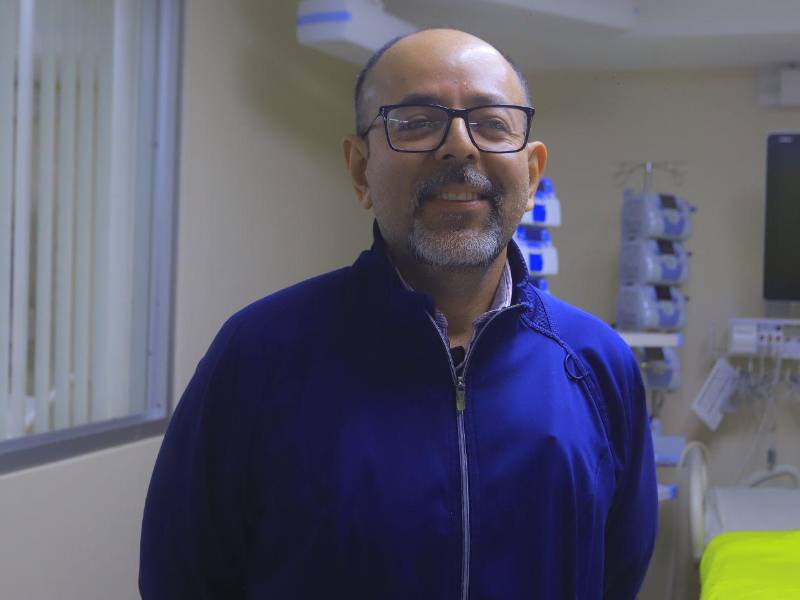 El doctor Edwin Mauricio Cantillano, pediatra intensivista del IHSS.