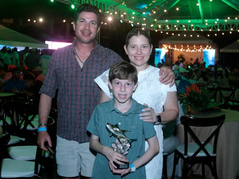 Melissa Villegas junto a su esposo e hijo durante la premiación del torneo.