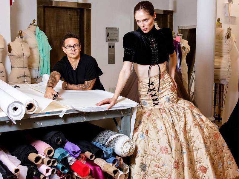 El diseñador Christian Siriano compartió en su cuenta de Instagram esta imagen como antesala de la colección que presentará en el NYFW.