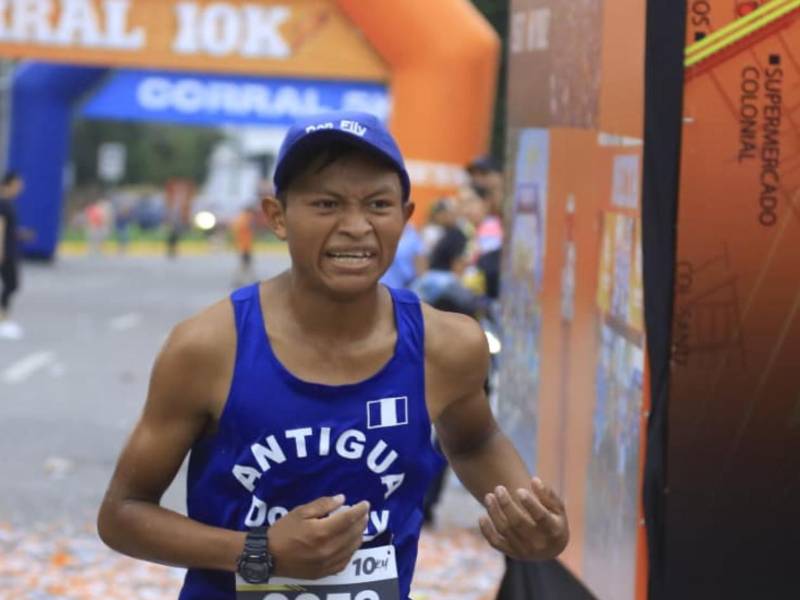 Estuardo Ordóñez celebra con orgullo su victoria tras dominar la exigente prueba de los 10 kilómetros en una jornada histórica del atletismo regional.