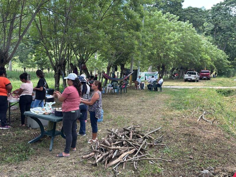 Todos los días, los pobladores se trasladan al portón del terreno ubicado entre La Ceibona y Ceibita, donde incluso preparan comida para continuar con la protesta.