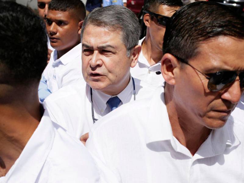Expresidente de Honduras se defenderá en libertad ante un tribunal ordinario por lavado.