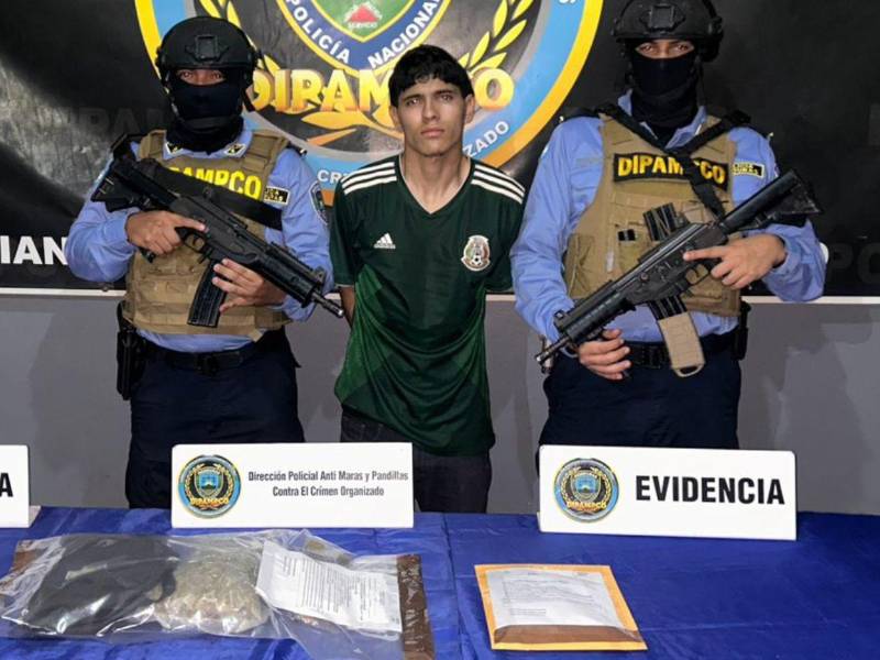 Momento cuando era presentando antes los medios de comunicación, con la evidenciada decomisada.