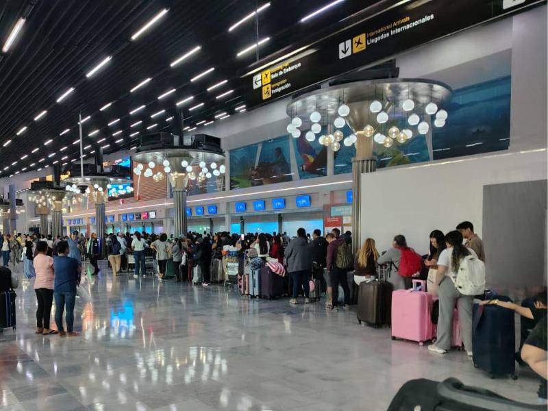 Pasajeros mientras esperan ser atendidos por personal de la aerolínea.