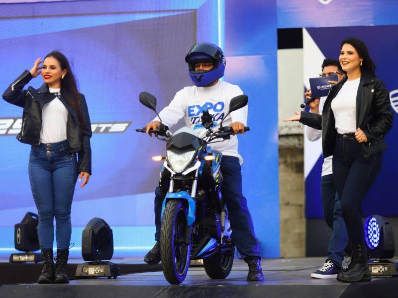 Diestros pilotos y hermosas modelos formaron parte de Expo Italika, donde presentaron las nuevas motocicletas.