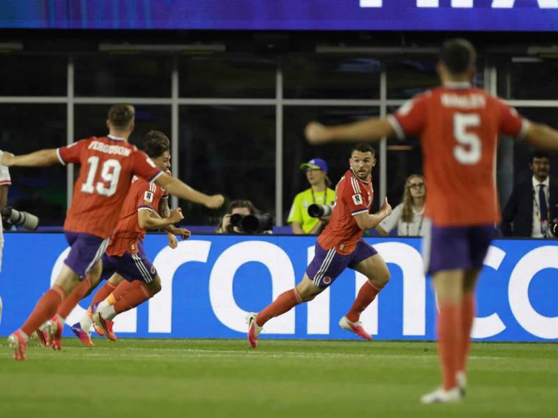 John McGinn celebrando el gol del triunfo de Escocia contra Haití.