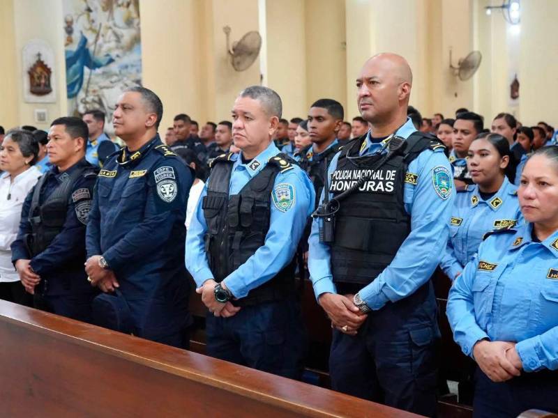 Eduardo Lanza Lozano, jefe de la Jefatura Regional Número 2 del valle de Sula, participó junto a agentes de escala básica, personal administrativo e invitados de distintos sectores de la sociedad en la eucaristía en honor a la virgen del Carmen, patrona espiritual y protectora de la Policía Nacional.