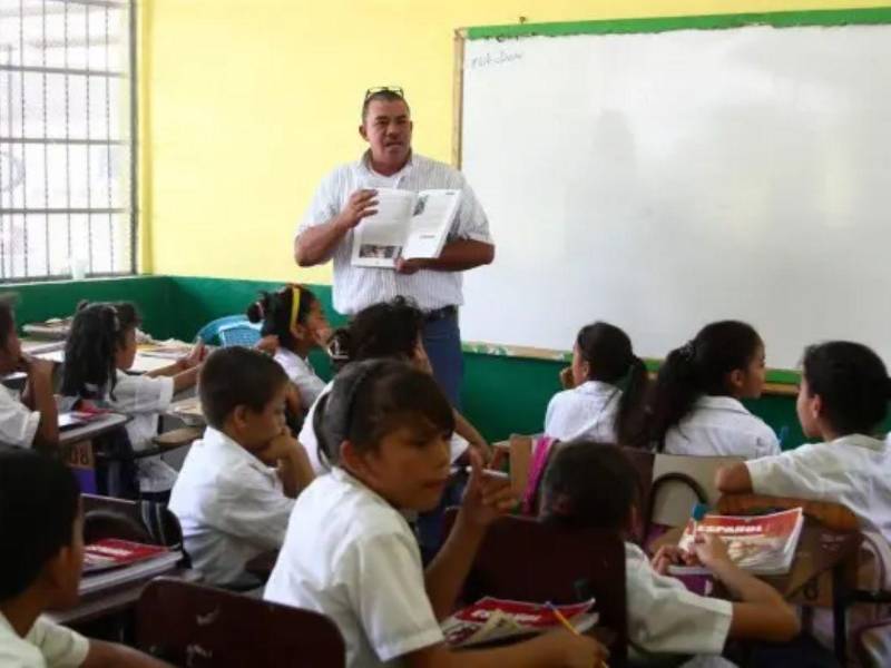 La Secretaría de Educación registra una ejecución del 96.33% de los L700 millones asignados al programa, pero directores y docentes aseguran que siguen esperando las transferencias.