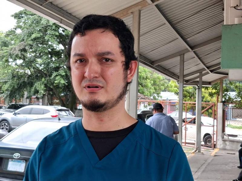 El doctor Harold Tábora, en el hospital Mario Rivas, donde los médicos mantienen asambleas informativas para exigir el pago de salarios atrasados.