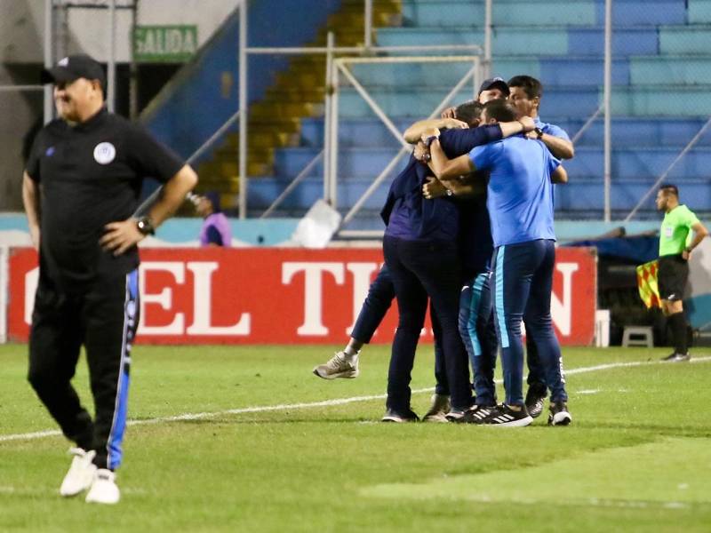 Diego Vázquez festejando con su cuerpo técnico el gol de su hijo Mathías.