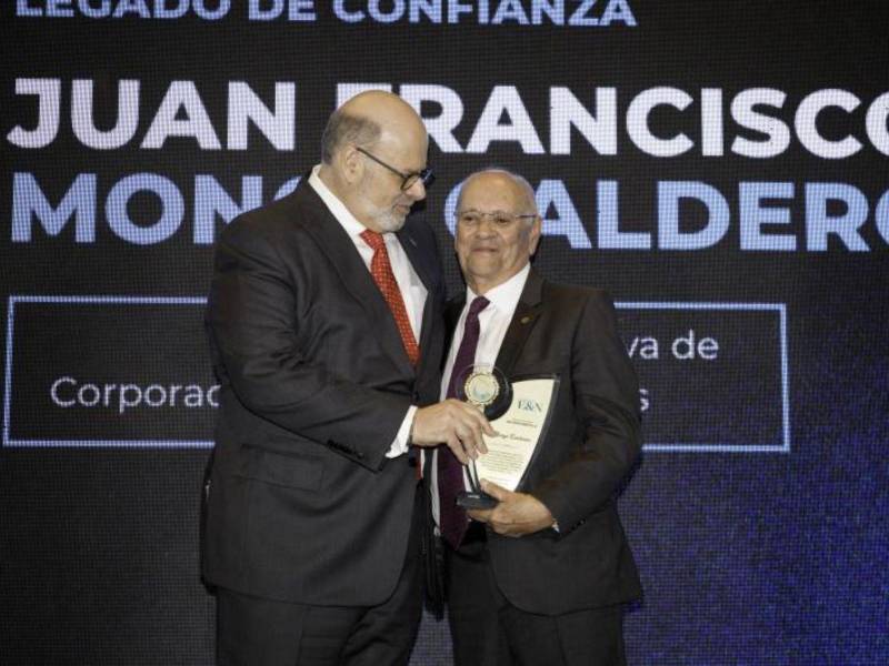 El presidente de Grupo OPSA y Estrategia&amp;Negocios, Jorge Canahuati Larach, entrega el reconocimiento Legado Confianza 2026, al empresario guatemalteco Juan Francisco Monge Calderón. (