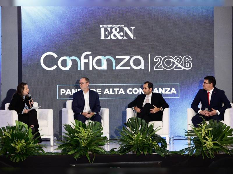Allan Deware, Angelo Casco Bruni y Carlos Girón, participan en el panel Alta Confianza, moderado por Claudia Díaz, directora ejecutiva de Fundahrse.