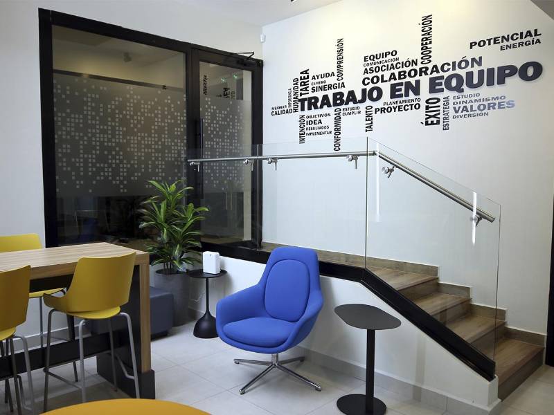 Los nuevos espacios de trabajo de CrediQ han sido diseñados para fomentar la colaboración, la eficiencia y la integración de los equipos, en un entorno moderno y funcional.